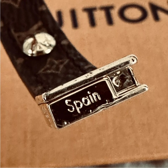 Reversible Louis Vuitton Monogram Bracelet - Picture 11 of 12